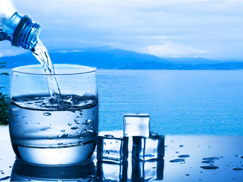 تفاوت آب آشامیدنی لایت بلو با آبهای معمولی بازار تفاوت آب آشامیدنی لایت بلو با آبهای معمولی