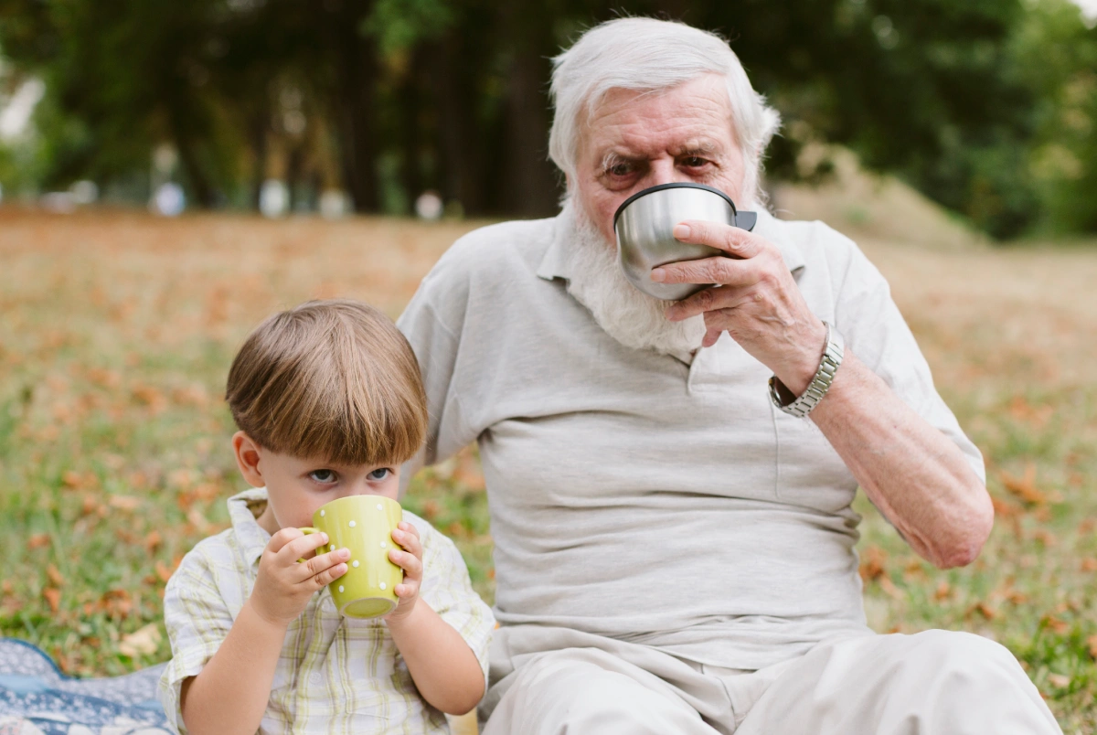کودکان و سالمندان باید در طول روز چقدر آب بنوشند؟