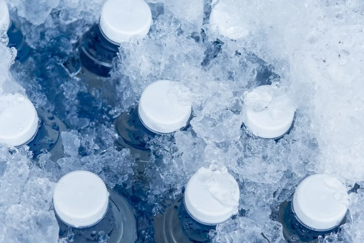 آیا آب معدنی یخ زده برای سلامتی مضر است؟ بررسی علمی