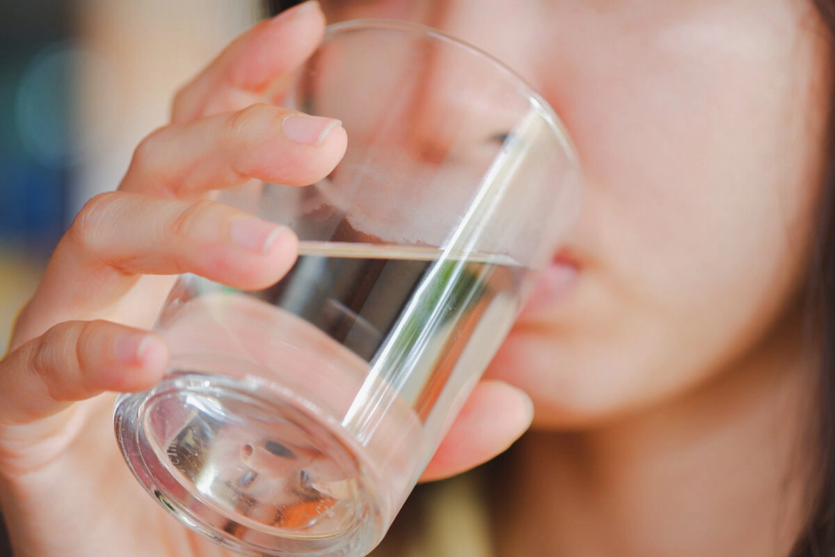 نوشیدن آب چطوری به سلامت پوست شما کمک می کند؟