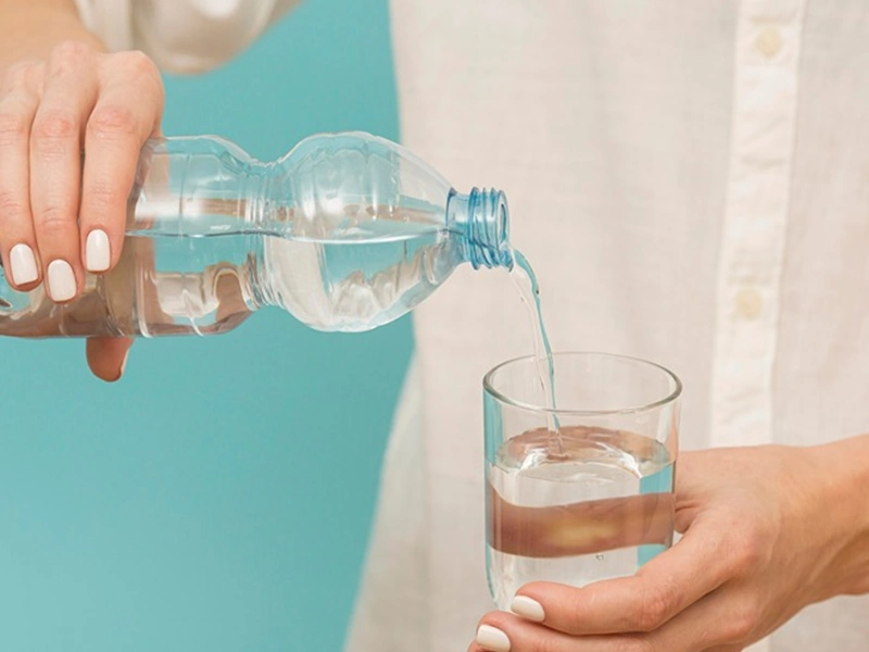 روزانه چقدر آب باید بنوشیم؟ راهنمای کامل برای سنین مختلف نوشیدن آب چه فوایدی دارد؟