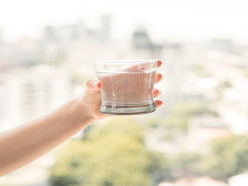 روزانه چقدر آب باید بنوشیم؟ راهنمای کامل برای سنین مختلف چند توصیه برای نوشیدن آب