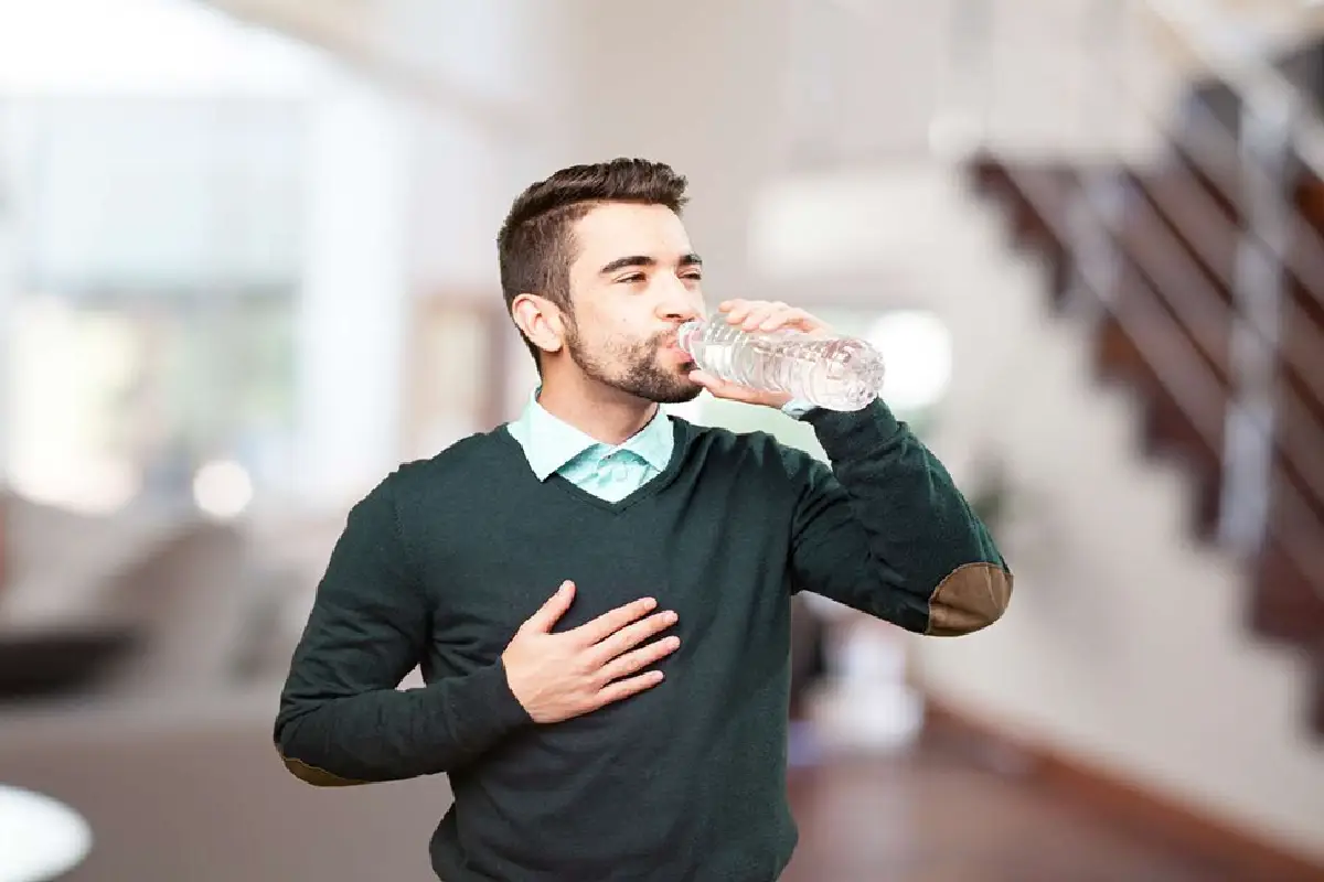 چطور آب به بهبود هضم و کاهش نفخ کمک می‌کند؟