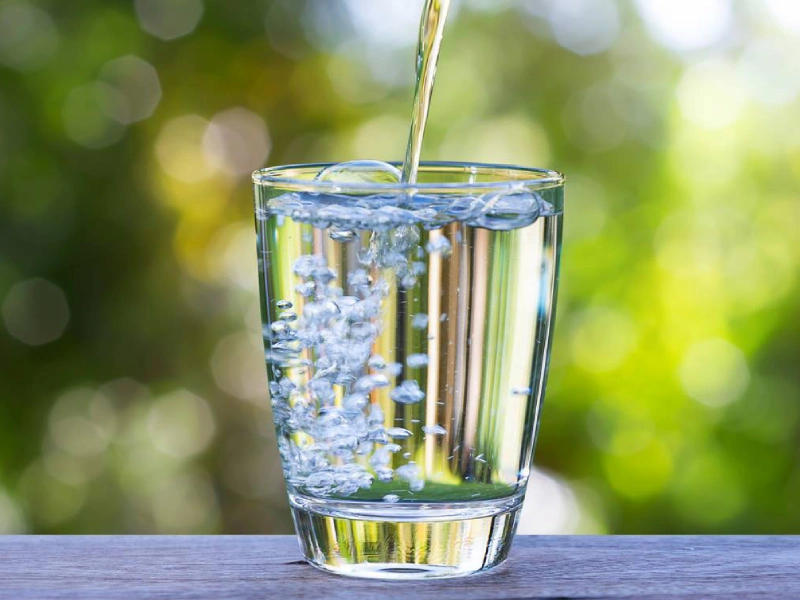 ۶ دلیل که چرا آب آشامیدنی لایت بلو انتخاب بهتری است ۱. خلوص بالا و فرآیند تصفیه چندمرحلهای