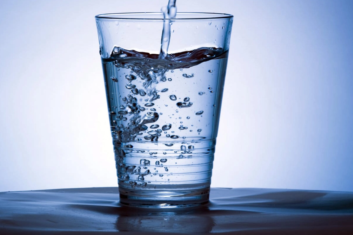 5 فایده نوشیدن آب معدنی که نمی‌دانستید