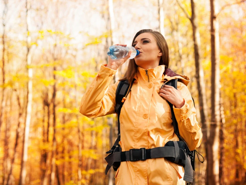 نوشیدن آب و سلامت پوست در پاییز چرا هیدراته بودن برای پوست مهم است؟