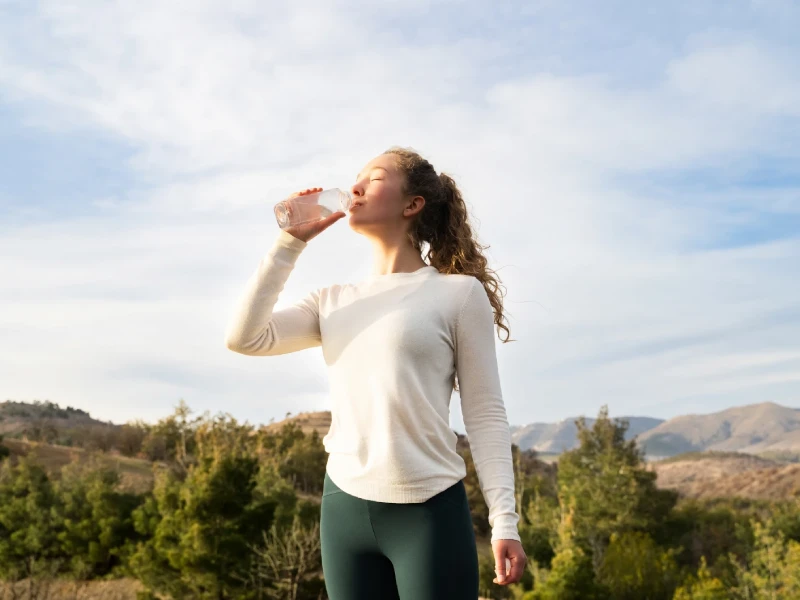 نوشیدن آب و سلامت پوست در پاییز نشانههای کمآبی پوست و بدن