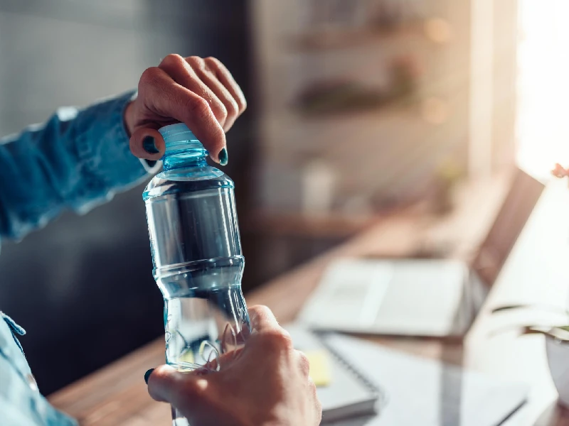 نگهداری صحیح آب بطری در خانه و سفر نگهداری صحیح آب بطری در خانه و سفر