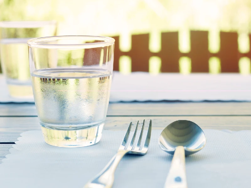 باورهای قدیمی درباره نوشیدن آب هنگام غذا