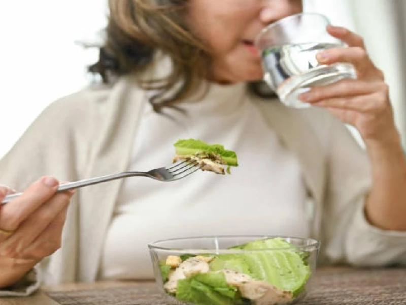 چه زمانی نوشیدن آب در حین غذا مفید نیست؟