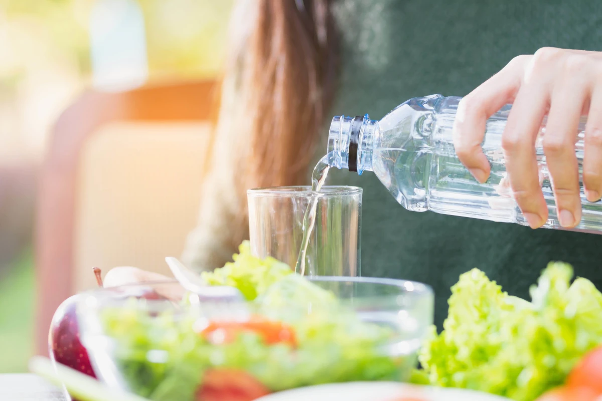 چرا برخی آب را حین غذا می‌نوشند؟ فواید و نکات